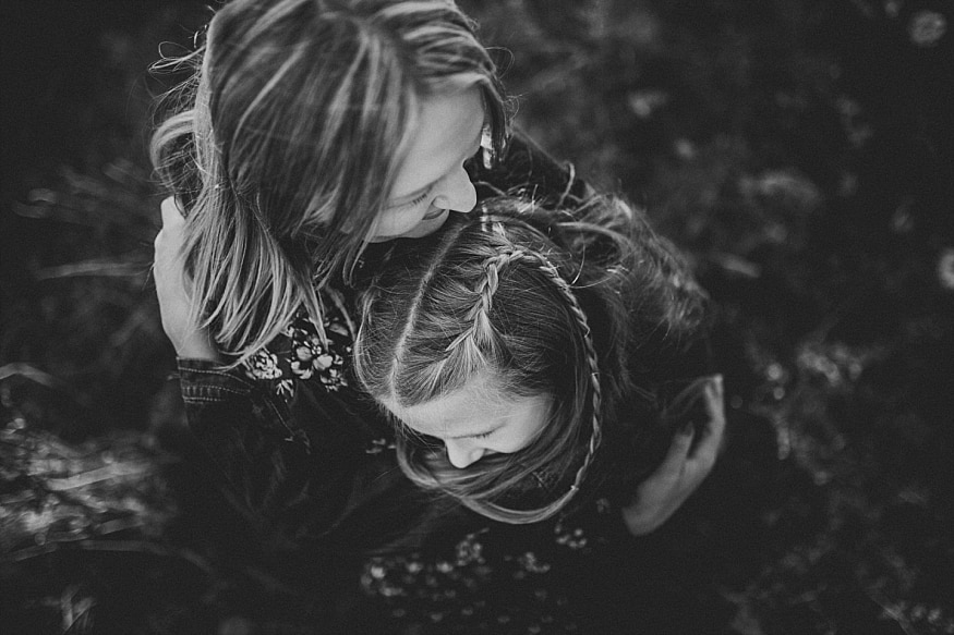 anyuka öleli a gyermekét